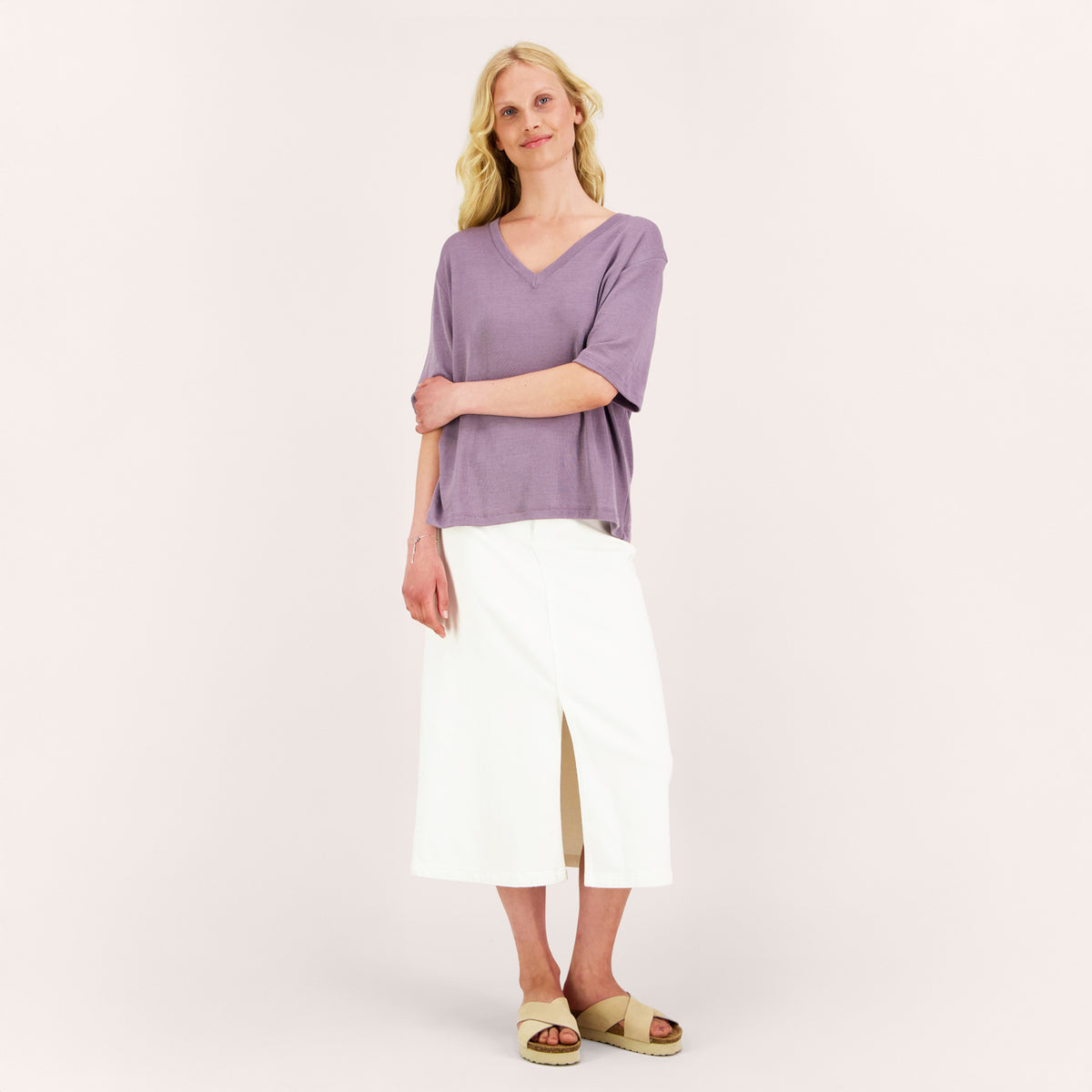 Naismalli laventelin värisessä merinosilkkisessä väljästi istuvassa t-paidassa, missä v-pääntie ja 3/4-hihat