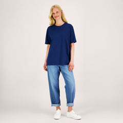 Naismalli laivastonsinisessä unisex-mallisessa t-paidassa, missä pyöreä pääntie
