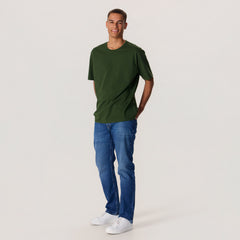 Miesmalli maastonvihreässä unisex-mallisessa t-paidassa, missä pyöreä pääntie