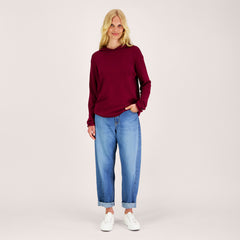 Naismalli karpalon värisessä  merinosilkkisessä unisex-hupparissa
