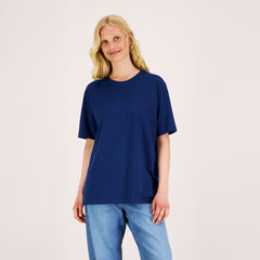 Naismalli laivastonsinisessä unisex-mallisessa t-paidassa, missä pyöreä pääntie